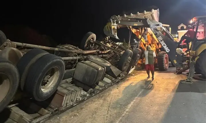 Caminhão tombado deixa homem preso às ferragens em Logradouro, na Paraíba
