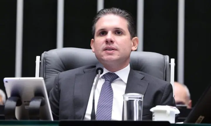Hugo Motta celebra aprovação de medida contra violência contra a mulher na Câmara dos Deputados