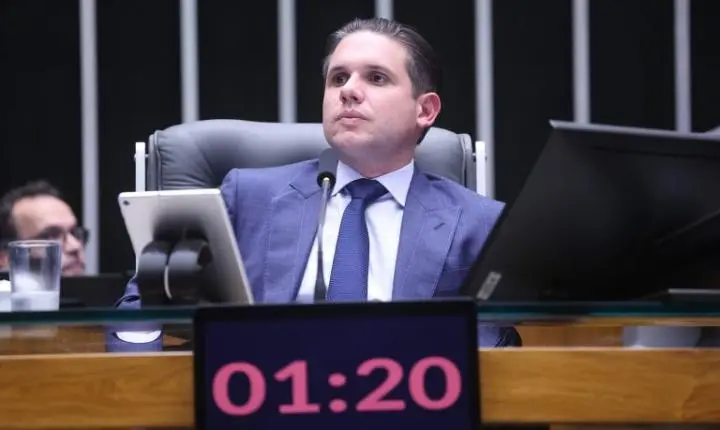 Hugo Motta celebra aprovação do fim da escala 6x1 no Senado
