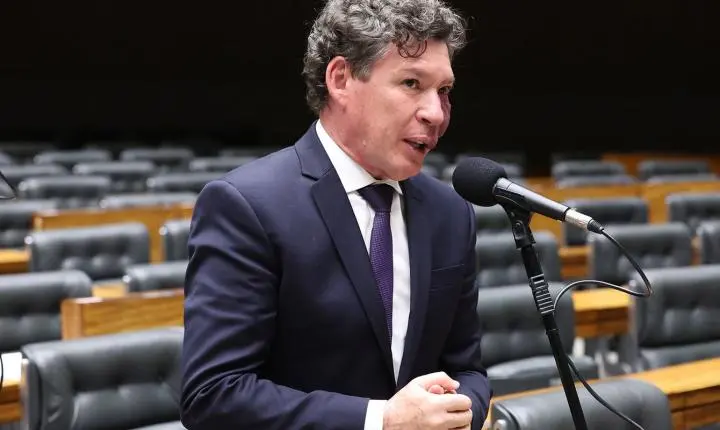 Hugo Motta define comando para comissão da taxa das blusinhas no Congresso