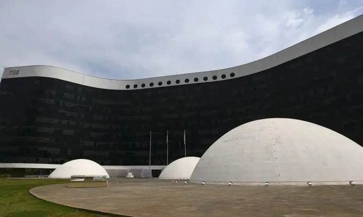 Especialistas alertam para o risco de fake news impulsionadas por inteligência artificial nas eleições