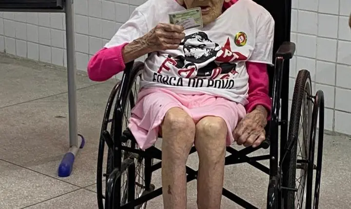 Idosa de 114 anos vota no 2º turno das eleições na Paraíba