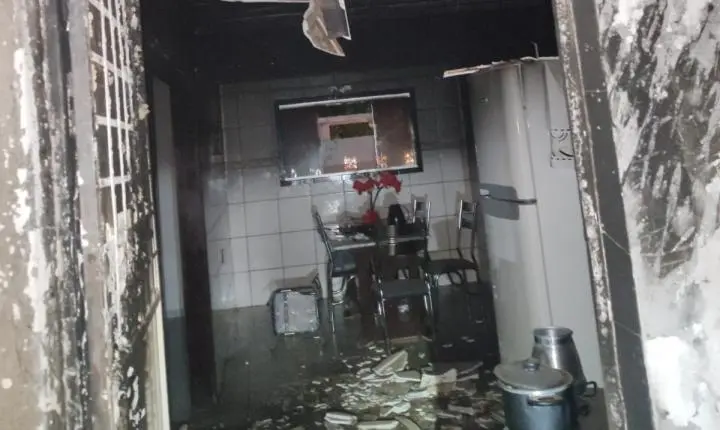 Idoso de 74 anos morre e filha fica ferida em grave incêndio em Patos