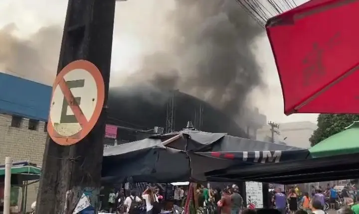 Um incêndio em João Pessoa atinge o Centro Comercial de Passagem