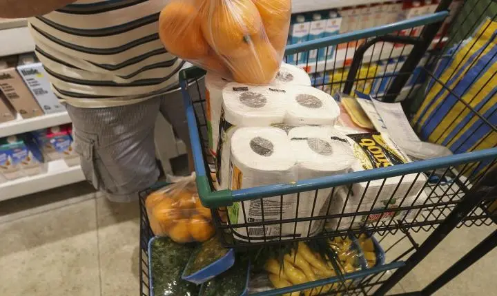 Inflação oficial desacelera para 0,67% em abril, impulsionada por alimentos