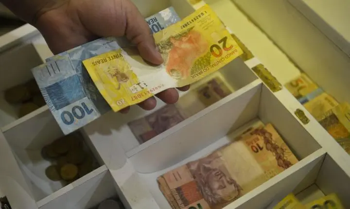 INPC acumula 4,11% em 12 meses, impactando a correção de salários
