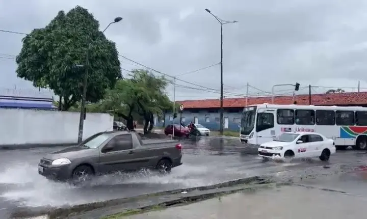 Inmet emite alerta de chuvas intensas para 54 cidades na Paraíba