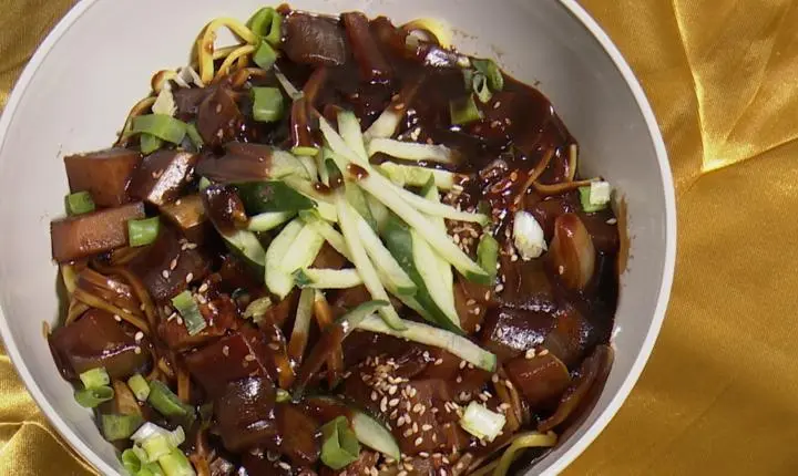 Aprenda a fazer a receita de jajangmyeon tradicional no Chef JPB