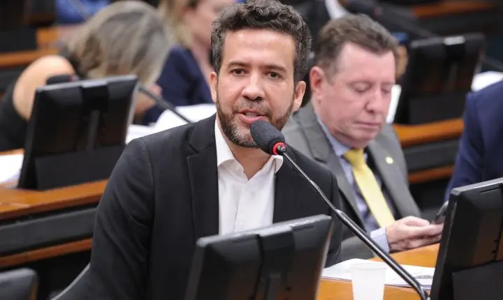 André Janones aponta censura após decisão do TSE sobre canal de WhatsApp