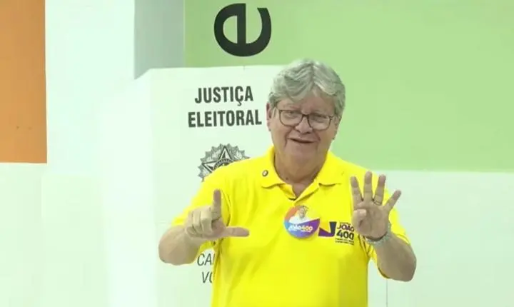 Candidato João Azevêdo vota em João Pessoa neste domingo