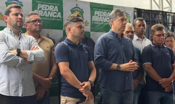 Júnior Araújo acompanha ação de saúde em Pedra Branca com atendimentos especializados da Carreta da Saúde