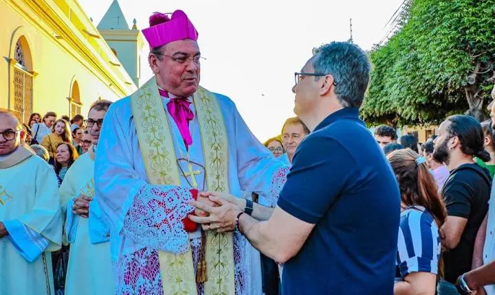Júnior Araújo percorre Cajazeiras, dialoga com comunidades e participa de celebração religiosa