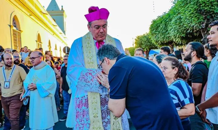 Júnior Araújo percorre Cajazeiras, dialoga com comunidades e participa de celebração religiosa