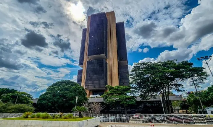 Economistas divergem: juros altos pressionam mais a dívida pública que gastos governamentais