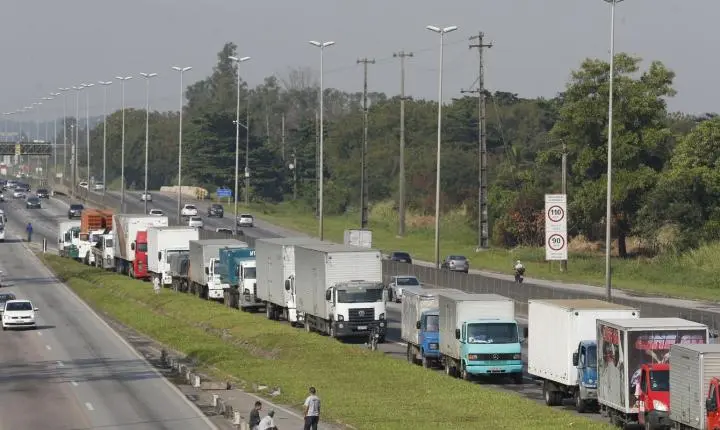 Lei garante piso mínimo e novas regras para transporte rodoviário de cargas