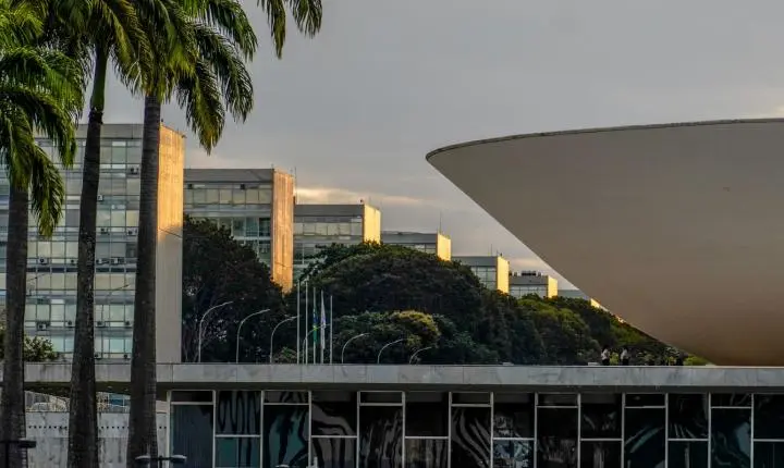 Líder do PT passa mal na Câmara e suspende votações
