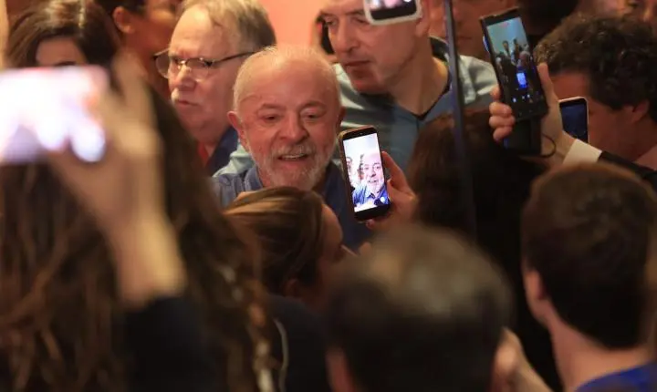 Lula vence eleições presidenciais e defende regulação das redes sociais