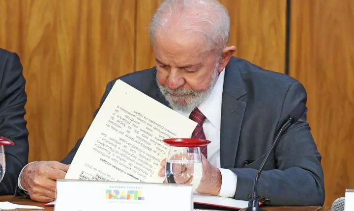 Lula veta projeto que equiparava estágio a experiência profissional