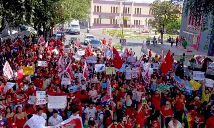 Lulaço reúne estudantes, professores e sindicatos em ato pelas ruas de Cajazeiras