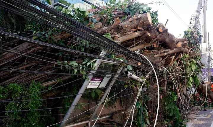 Vendaval deixa mais de 200 mil clientes sem energia no Rio de Janeiro