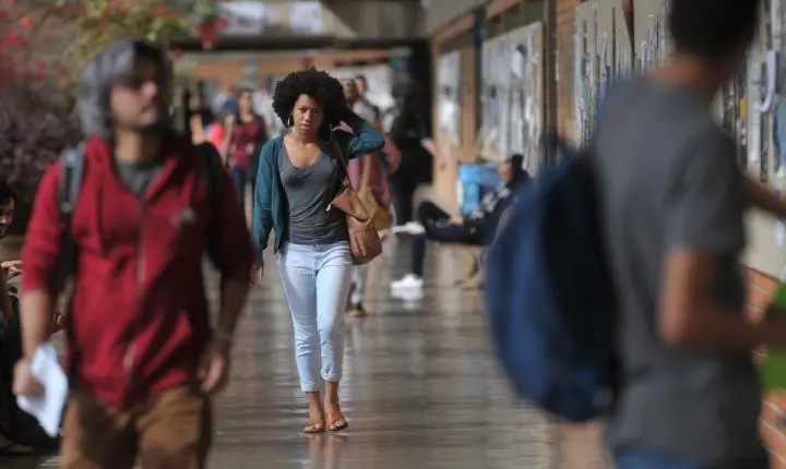Mais da metade dos estudantes universitários já enfrentou abandono acadêmico por cuidado parental