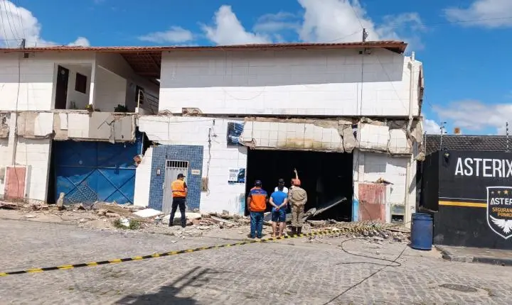 Marquise desaba e imóvel é interditado em Campina Grande
