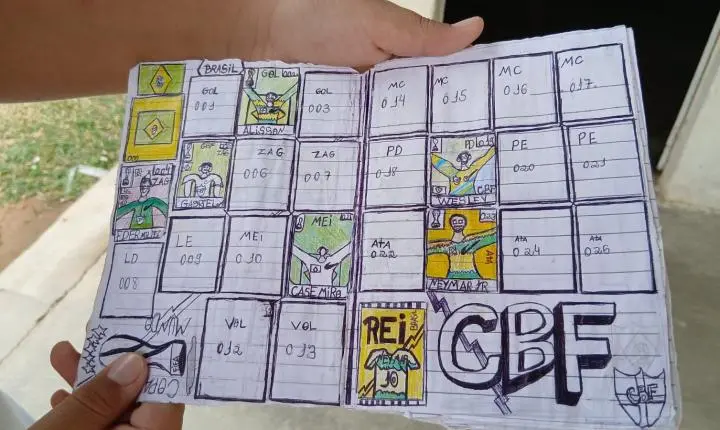 Menino de 11 anos cria álbum da Copa desenhado à mão no Sertão da Paraíba