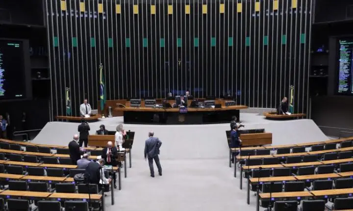 Minirreforma eleitoral facilita recuperação fiscal e altera regras de fusão de partidos