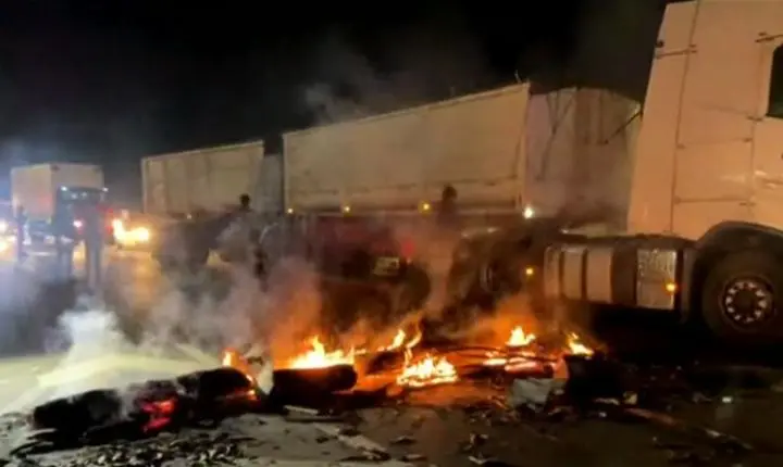 Protesto na BR-230 em Bayeux cobra justiça após morte de jovem na Grande João Pessoa