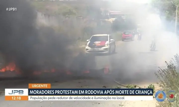 Moradores fazem protesto na PB-095 após morte de criança em Massaranduba