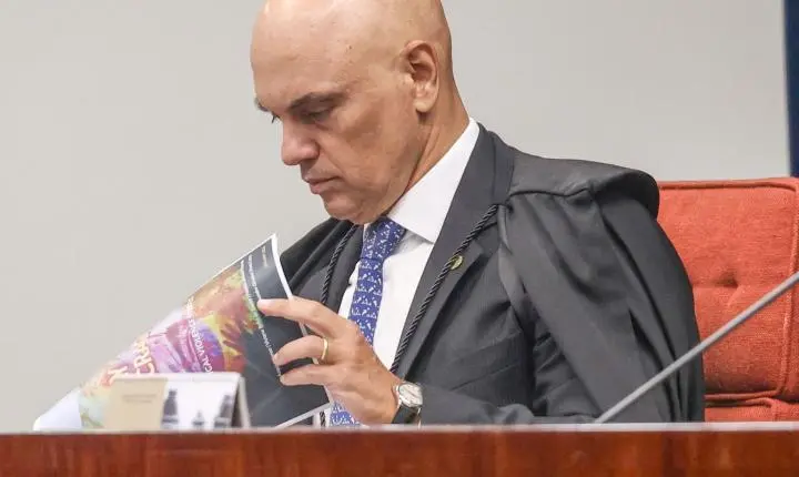 Alexandre de Moraes concede 24 horas para Bolsonaro esclarecer apreensão de arma