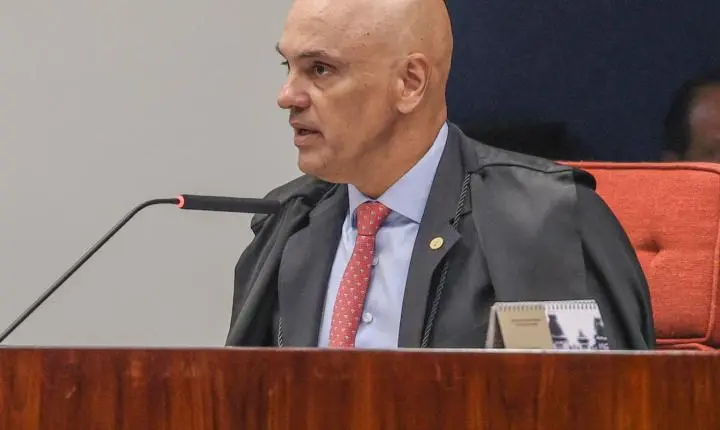 Alexandre de Moraes aciona PGR após Flávio Bolsonaro faltar a depoimento na PF