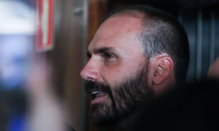 Ministro Alexandre de Moraes vota pela condenação de Eduardo Bolsonaro por difamação