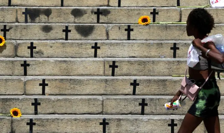Mortes violentas intencionais no Brasil caem 8,2% em 2025, mas feminicídios registram alta