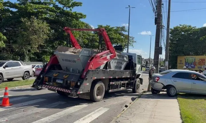 Motorista de caminhão envolvido em acidente em João Pessoa presta depoimento e admite falta de CNH