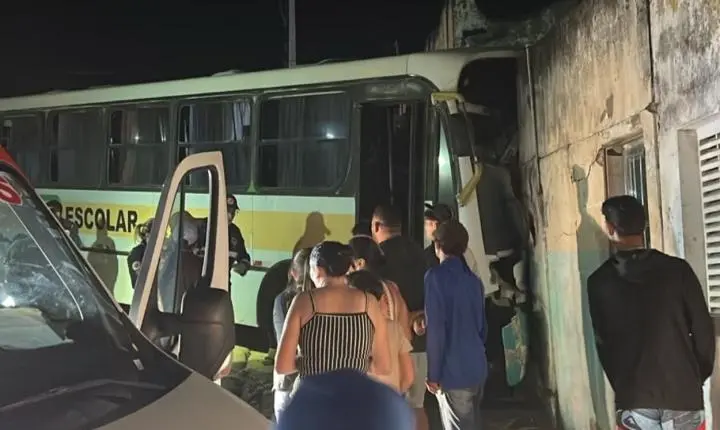 Acidente na PB com ônibus escolar deixa motorista morto e estudantes feridos
