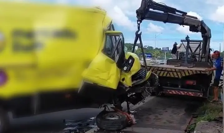 Acidente na BR-101: motorista bate van em passarela em João Pessoa