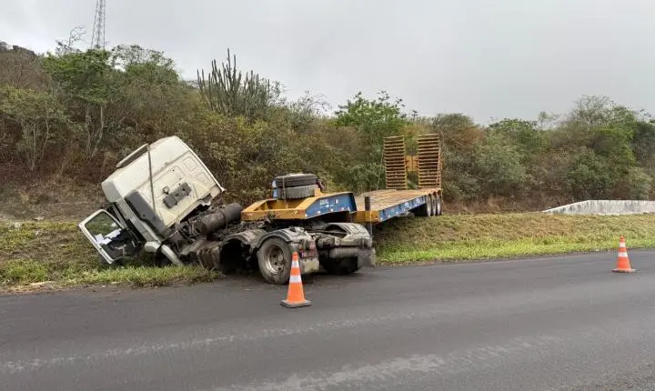 Motorista fica ferido após acidente na BR-230 em Campina Grande
