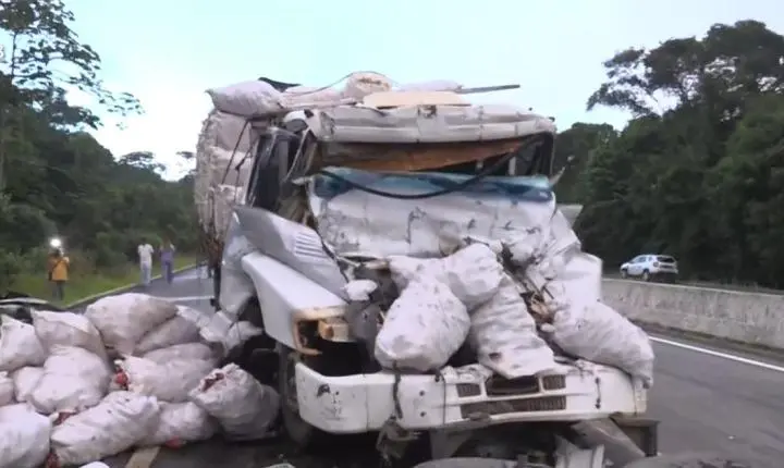 Motorista morre em colisão com carreta rebocada de ré na BR-101, na Grande João Pessoa