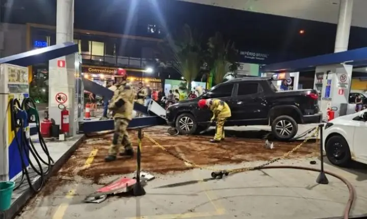 Carro atinge bomba de posto e causa acidente em Mamanguape após manobra de ré