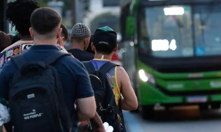 Motoristas de ônibus do Rio de Janeiro iniciam greve por melhores condições
