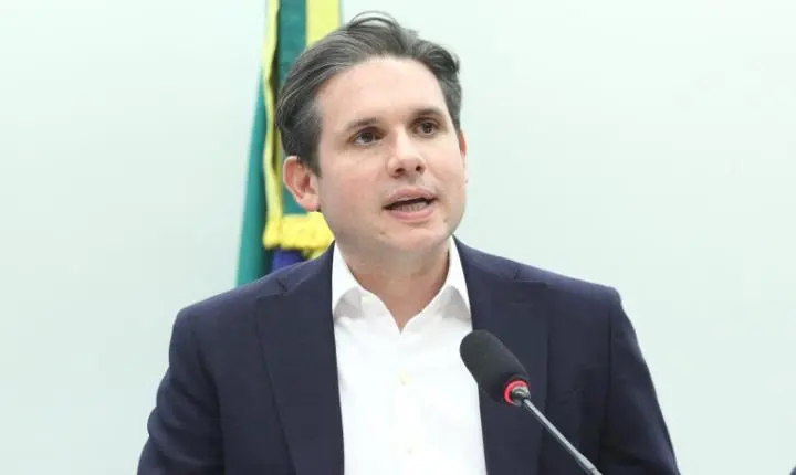 Hugo Motta sinaliza divergência no governo federal sobre a taxa das blusinhas e define cronograma para inteligência artificial