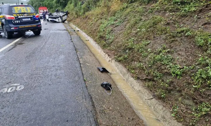 Mulher morre em capotamento na BR-230, no Agreste da Paraíba