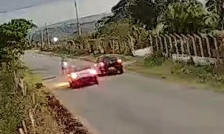Acidente entre carro e moto deixa mulher morta na Paraíba