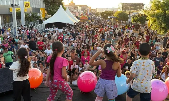 Multidão lota Avenida Juvêncio Carneiro durante Festa das Crianças em Cajazeiras