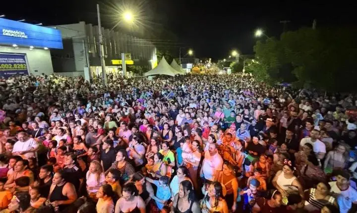 Multidão lota Avenida Juvêncio Carneiro durante Festa das Crianças em Cajazeiras
