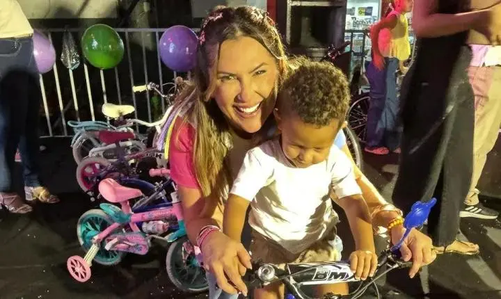 Multidão lota Avenida Juvêncio Carneiro durante Festa das Crianças em Cajazeiras