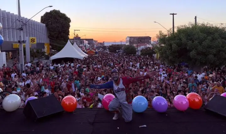 Multidão lota Avenida Juvêncio Carneiro durante Festa das Crianças em Cajazeiras