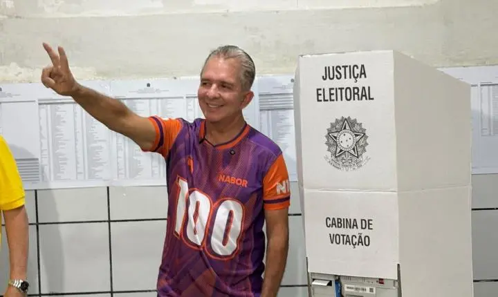 Nabor Wanderley vota em Patos durante as eleições na Paraíba