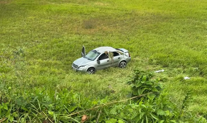 Família de quatro pessoas fica ferida após carro capotar na BR-230, na Grande João Pessoa